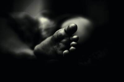 Сотрудники завода в Башкирии нашли мертвого младенца в пакете