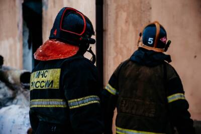 В Тверской области пожарные спасли двух человек из горящего дома
