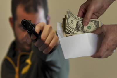 Во Владимирской области мужчина вымогал деньги под дулом пистолета