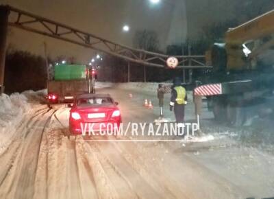 На Ряжском шоссе КАМАЗ снёс ограничитель высоты