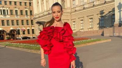 Юлия Барановская - Над резко сменившей имидж Барановской начали шутить в соцсетях: «Это парик?» - 5-tv.ru