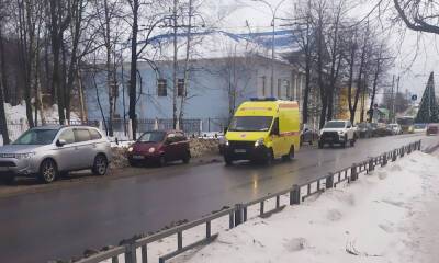 «Скорая» с пациентом застряла в снегу в Петрозаводске