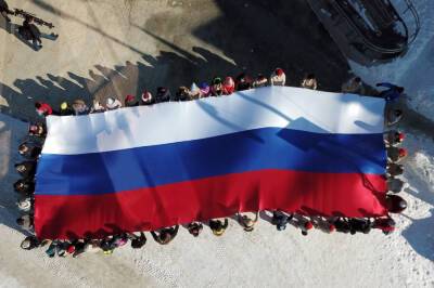 В Корсакове в поддержку российских олимпийцев расстелили флаг