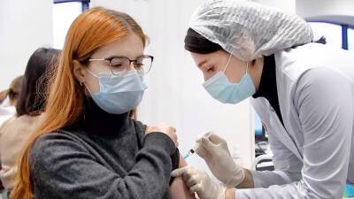 Россиян предупредили о рисках "естественной иммунизации" от COVID-19