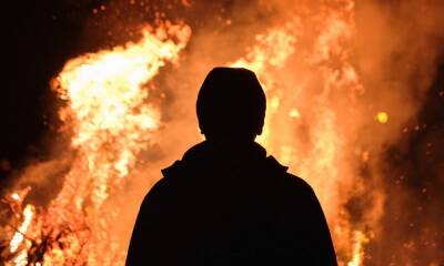 Пожарным пришлось вскрыть пол в горящем доме под Петрозаводском