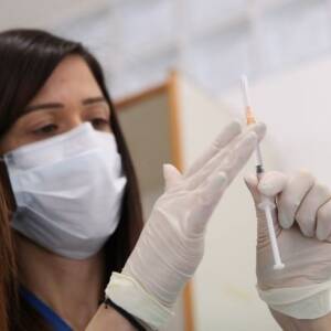 В Австралии одобрили бустерные дозы вакцины с 16 лет