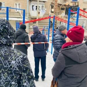 В Запорожье эвакуированных из дома жильцов, где произошел взрыв, расселили в общежитие по ул. Сталеваров. Фото