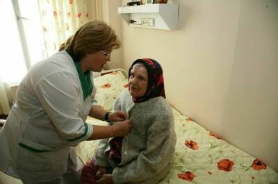 Частные клиники получат более 351 млн рублей на уход за пожилыми