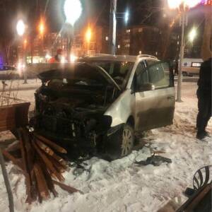 В Запорожье от удара автомобиль вылетел на пешеходную зону. Фото