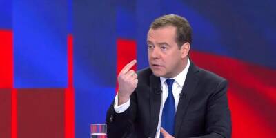 Медведев: экономика России сможет жить без доллара, заменив его на евро или юань