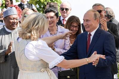 Глава МИД Австрии против танцев с президентом России Владимиром Путиным