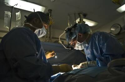 В Новосибирске хирурги онкодиспансера удалили 2,5-килограммовую опухоль на почке