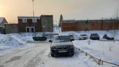 На Ладожской водитель «Приоры» приспособил тротуар под парковку