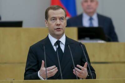 Дмитрий Медведев связал низкие темы вакцинации в стране с наследием 1990-х годов