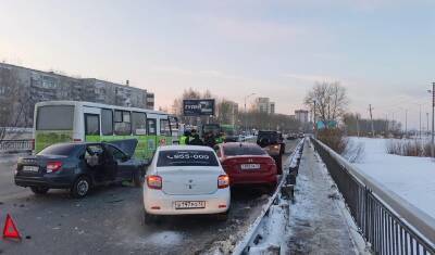 В пятницу на улице Щербакова в Тюмени столкнулись три автомобиля