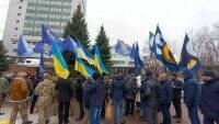 Под судом в Киеве собрались сторонники Порошенко и полиция, но дело перенесли: причина