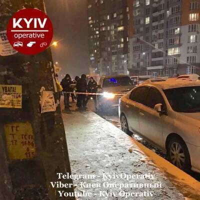 В Киеве посреди улицы обстреляли автомобиль (ВИДЕО)