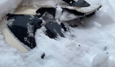 В Тюмени при чистке снега автовышка повредила Lexus жильца дома на 50 лет Октября