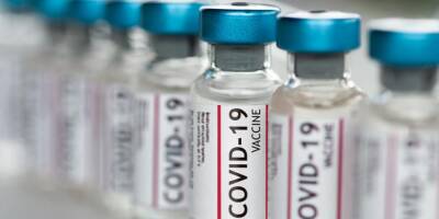 Медведев: Россия рассматривает заявки на одобрение двух иностранных вакцин от коронавируса