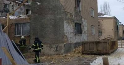 В Одессе стена дома рухнула на рабочих: один в тяжелом состоянии, остальных увезла "скорая" (фото)