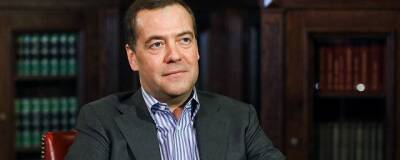 Медведев заявил, что при переходе на четырехдневку уровень зарплат должен сохраниться
