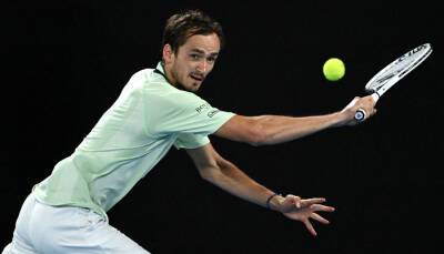 Медведев стал вторым финалистом Australian Open после победы над Циципасом