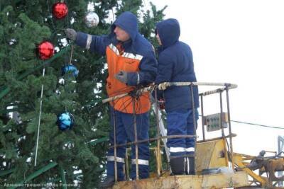 В Рязани убирают новогодние ёлки