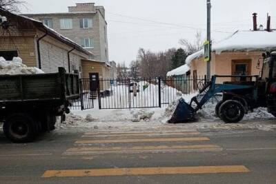 В Рязани убрали снег у школы №23 для детей с особенностями развития