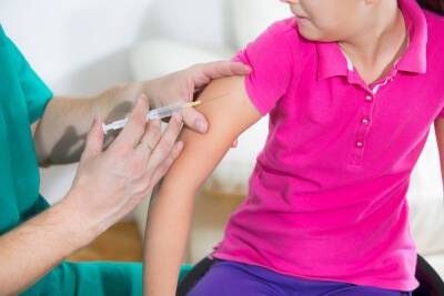 В первый день прививочной кампании для подростков вакцинировали только семь человек