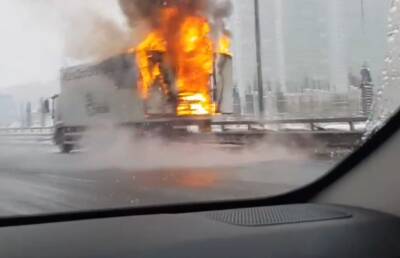 «Что ни новость, то горит»: грузовик окутан дымом на трассе в Мурино