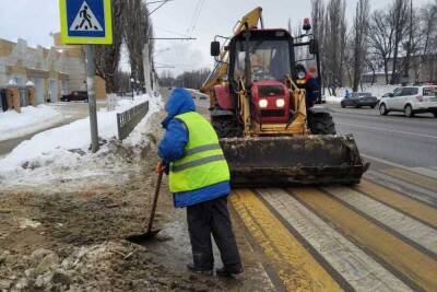 В Воронеже продолжается круглосуточная уборка снега на дорогах