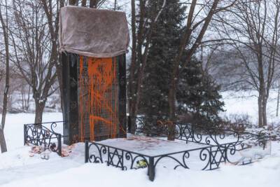 В Днепре осквернили мемориал жертвам Холокоста, фото: "разбили лампадки и…" - dnepr.politeka.net - Украина