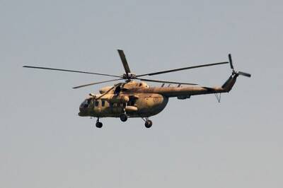 Вертолет Ми-8 совершил жесткую посадку на лед Волги в Ульяновской области