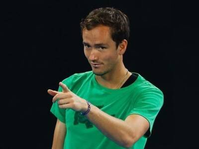 «Смотри на меня, я с тобой говорю»: теннисист Даниил Медведев накричал на судью на матче с Циципасом, назвав его «тупым» (видео)