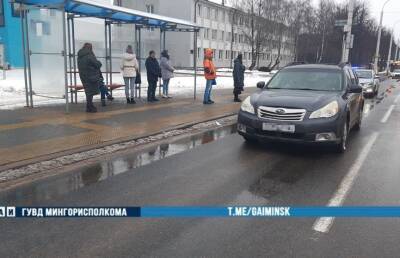 Машина сбила женщину, когда она пыталась сесть в транспорт в Минске