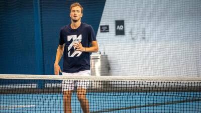 Рафаэль Надаль - Даниил Медведев - Стефанос Циципаса - Медведев извинился перед судьей за грубый разговор на Australian Open - mir24.tv - Россия - Австралия