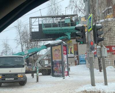 В центре Сыктывкара демонтировали видеоэкран