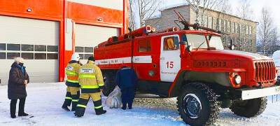 Пожарным-добровольцам в селе Карелии подарили спецавтомобиль и боевую одежду
