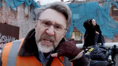 В СМИ появилось видео, как на съемки клипа Шнурова в Петербурге свозят мусор