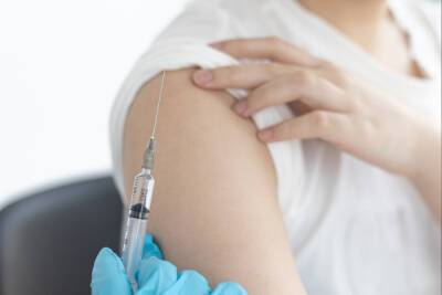 Кому нельзя вакцинироваться от коронавируса: полный список противопоказаний
