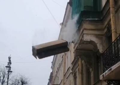 «Эвакуация» дивана с 4 этажа дома в Петербурге попала на видео