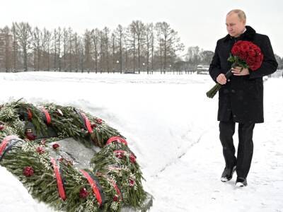 «Новая газета»: На Пискаревке перед приездом Путина продезинфицировали сугробы, а ветеранов оставили за воротами на морозе