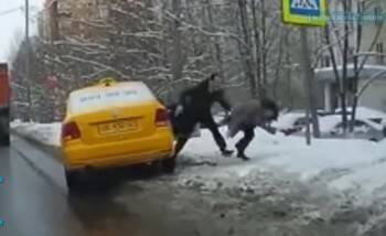 В Вологде обезумевшие таксисты избивают женщин-водителей прямо на дороге