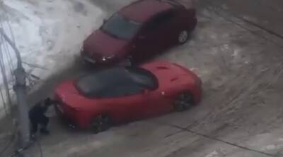Ferrari Portofino застрял на заснеженной дороге в центре Рязани