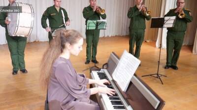 Воронежская школьница сыграла на фортепиано под аккомпанемент военного оркестра