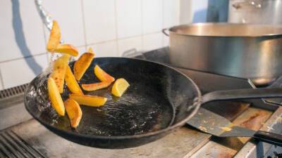 До хрустящей золотистой корочки: как правильно пожарить картошку?