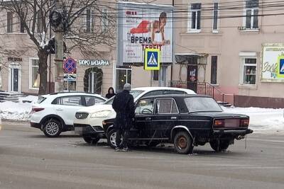 В Курске на Дзержинского столкнулись две легковушки
