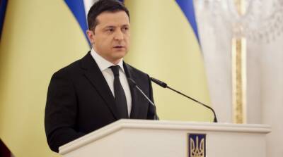 Зеленский попросил иностранных послов не покидать Украину