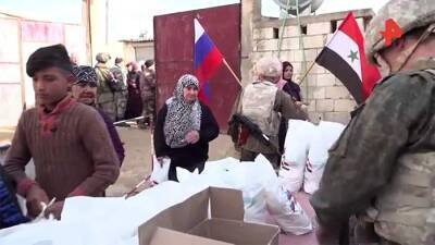 Военные РФ привезли продукты в пережившие блокаду боевиков селения Сирии