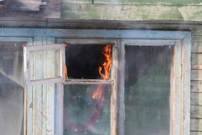 На балконе дома на Чехова загорелся строительный мусор